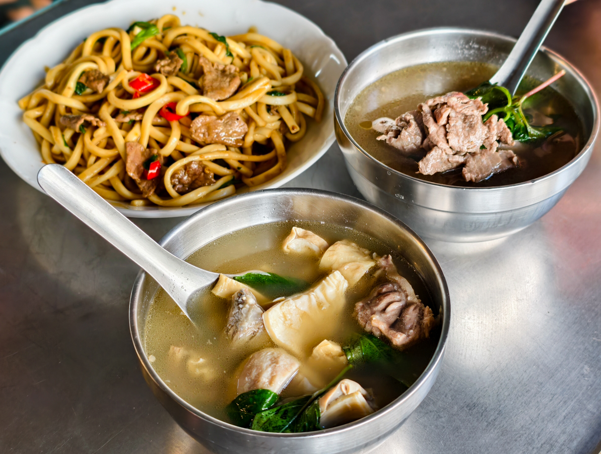 [高雄]賴潮州牛雜湯-高雄火車站30年牛肉湯老店!超好吃牛雜湯、牛肉炒麵 @美食好芃友（芃芃）