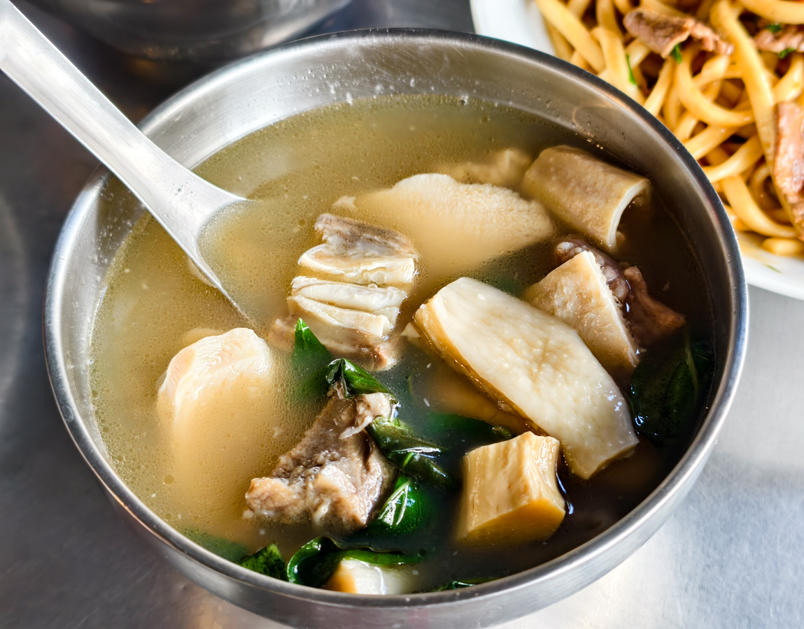 [高雄]賴潮州牛雜湯-高雄火車站30年牛肉湯老店!超好吃牛雜湯、牛肉炒麵 @美食好芃友（芃芃）