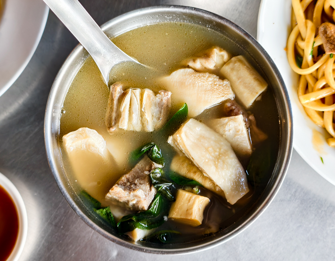 [高雄]賴潮州牛雜湯-高雄火車站30年牛肉湯老店!超好吃牛雜湯、牛肉炒麵 @美食好芃友（芃芃）