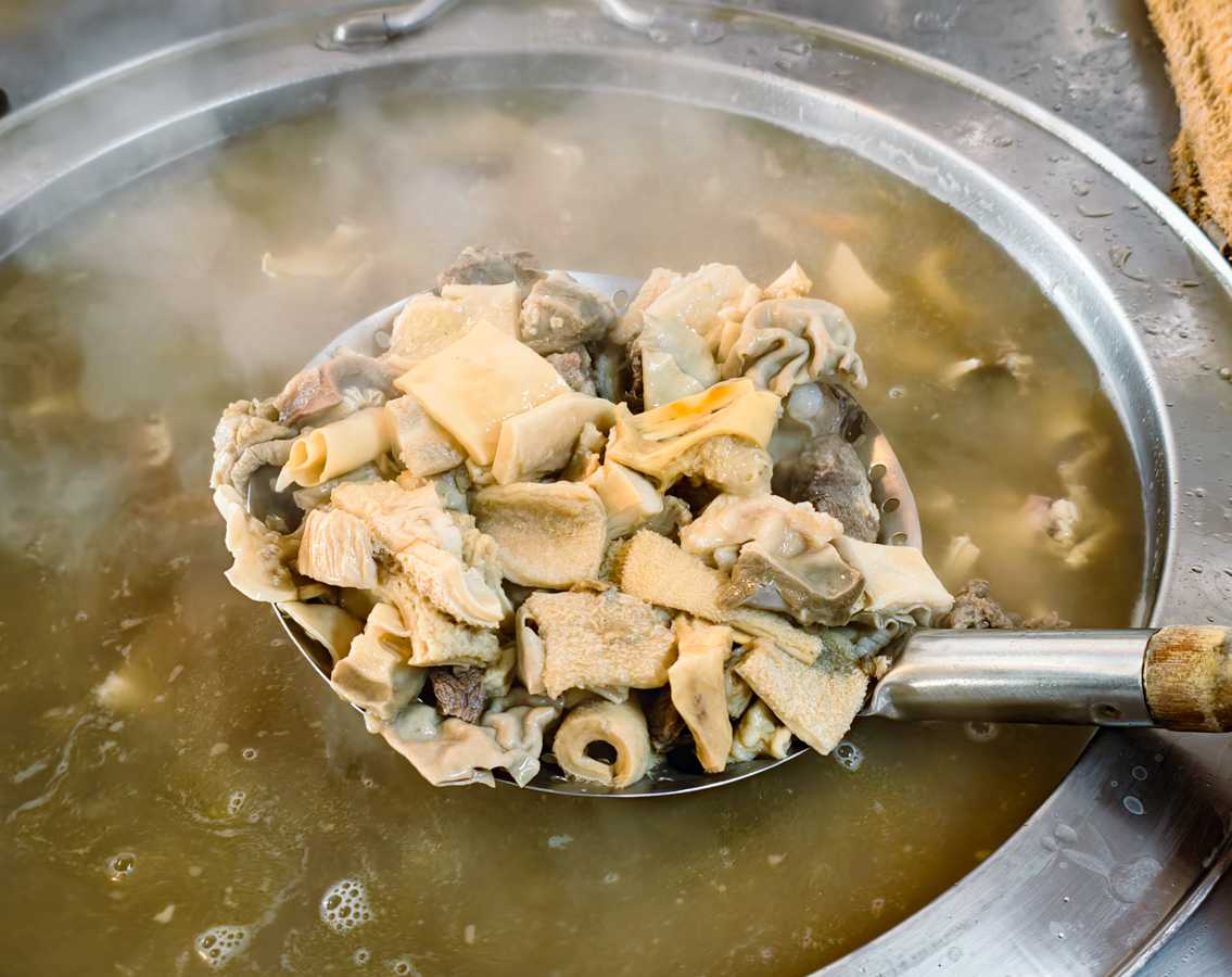 [高雄冰店推薦]ICE NI雪花冰飲品簡餐-芒果給滿滿的百元芒果雪花冰~好吃不貴文青風高雄冰店 @美食好芃友（芃芃）