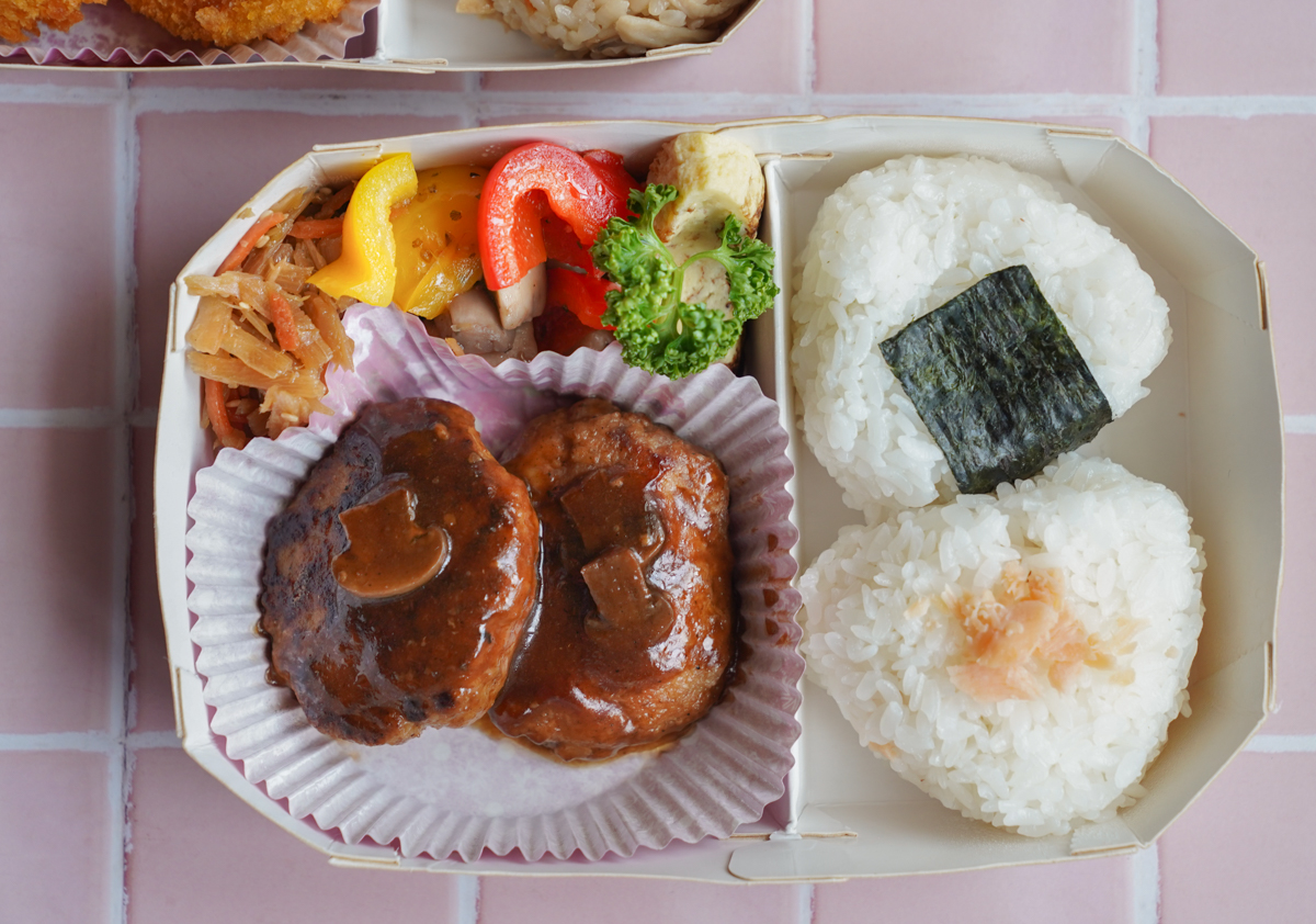[高鐵左營站美食]開動了日本家庭料理-家庭和風味!笑臉飯糰定食X極致唐揚雞肉 @美食好芃友