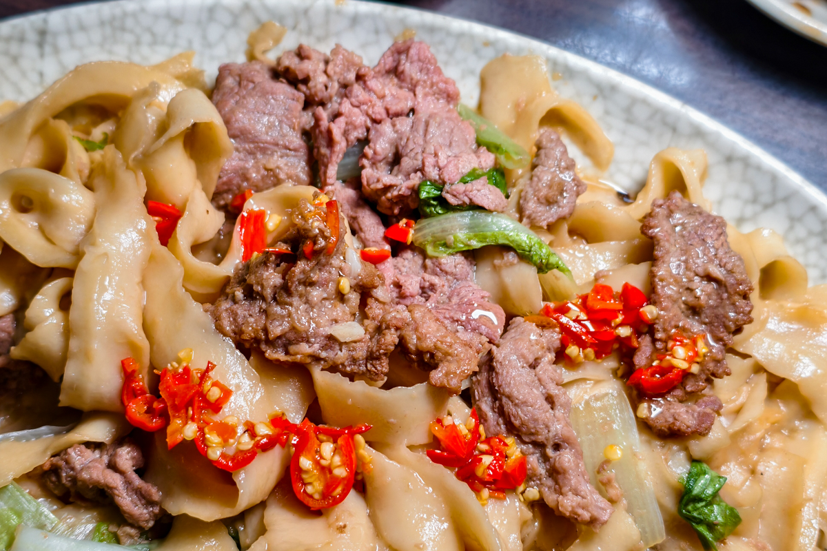 [高雄]子儀牛肉刀削麵-手工現削30年高雄刀削麵!必點牛肉炒麵! @美食好芃友（芃芃）