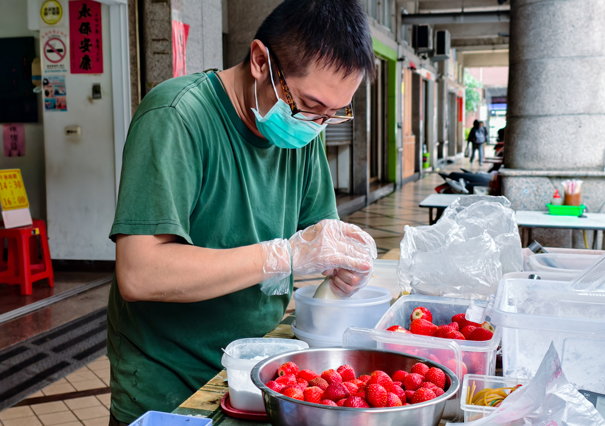 [高雄麻糬推薦]林記手工麻糬-超扯一顆10元草莓麻糬~繽紛口味草莓大福也只要45! @美食好芃友（芃芃）