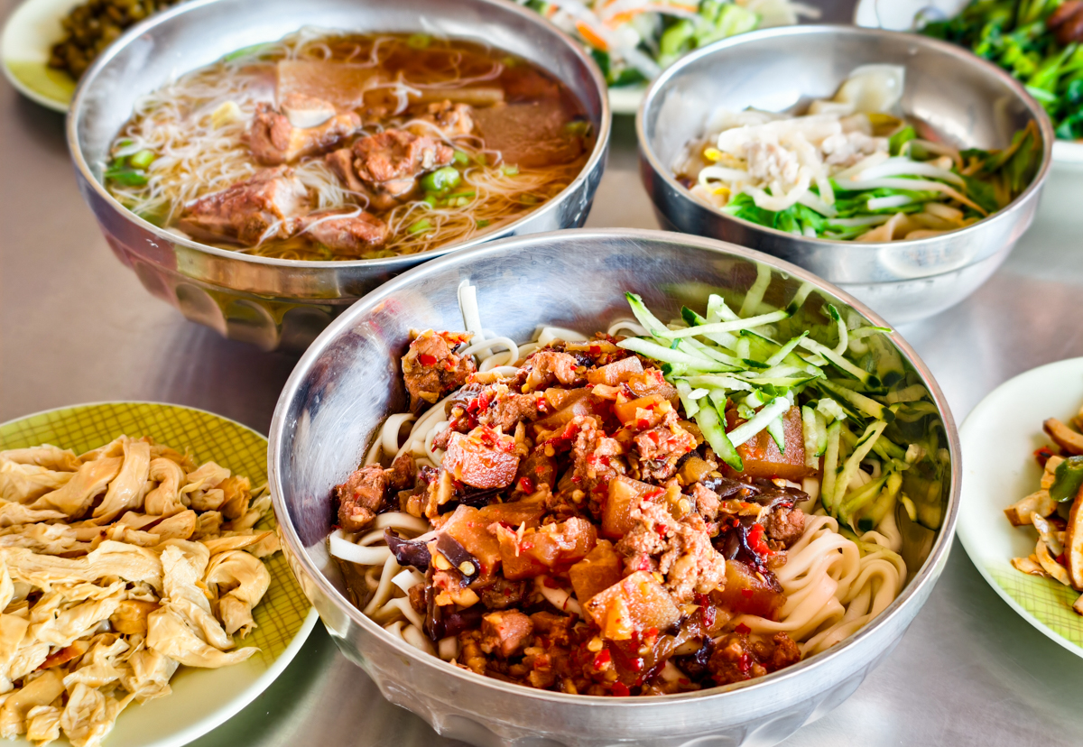 [前鎮美食推薦]陳師父川辣麵-辣得超涮嘴!正勤社區傳奇30年高雄麵館 @美食好芃友（芃芃）