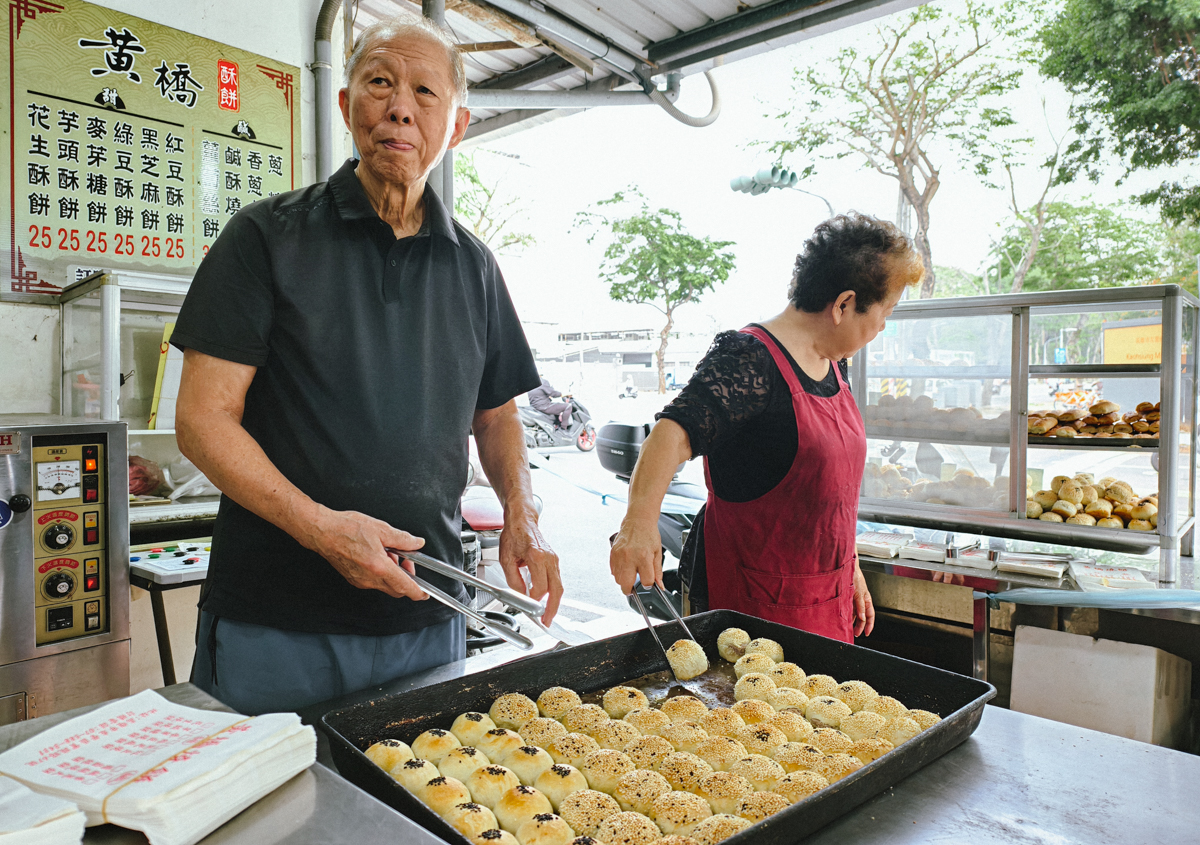 [左營美食推薦]左營黃橋燒餅-眷村老店外省燒餅!必吃芝麻滿滿香蔥大餅~ @美食好芃友（芃芃）