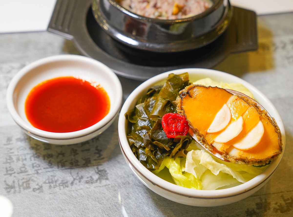 [高雄]情 韓式餐廳-韓國主廚好手藝~擺滿一整桌的韓式傳統料理 @美食好芃友