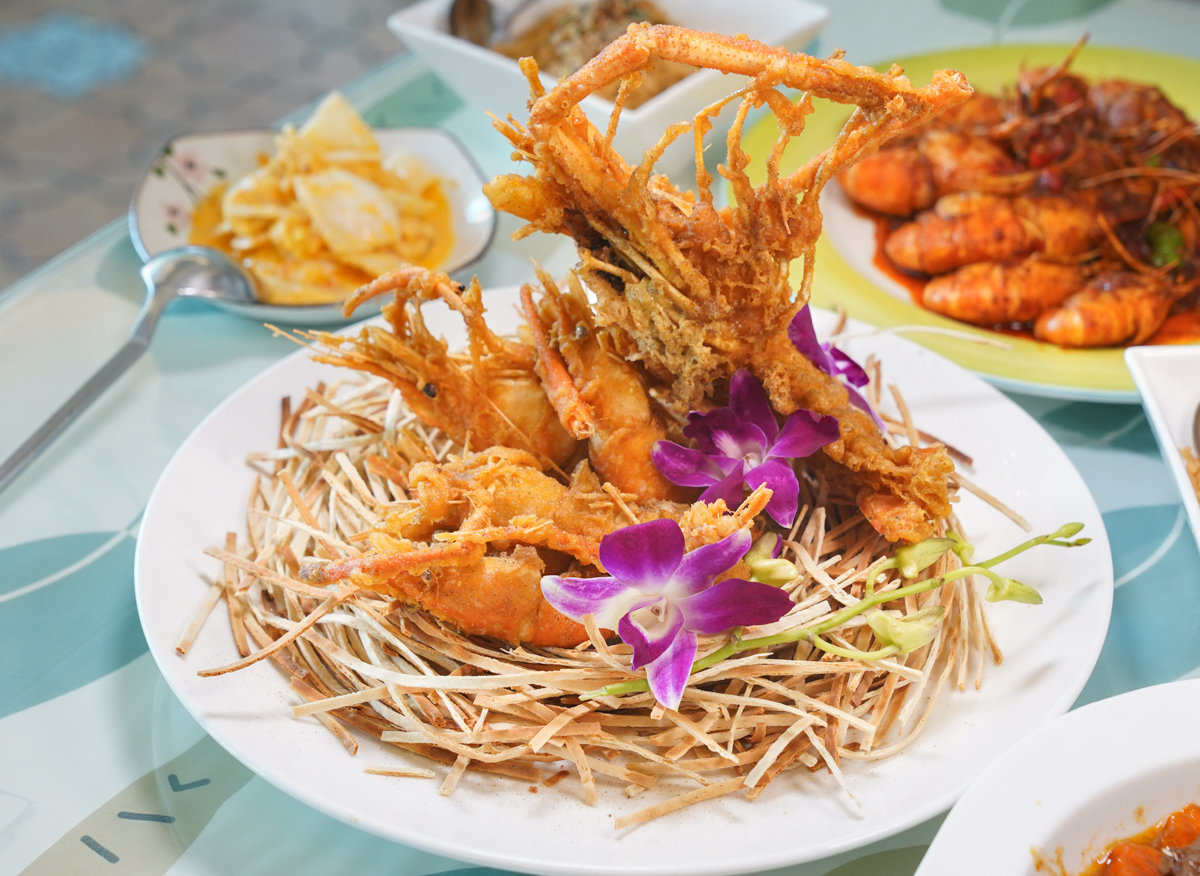 [屏東]黃金蝦無毒泰國蝦餐廳-吮指好吃屏東蝦餐廳!超好停車x小朋友玩瘋旋轉木馬、小火車 @美食好芃友