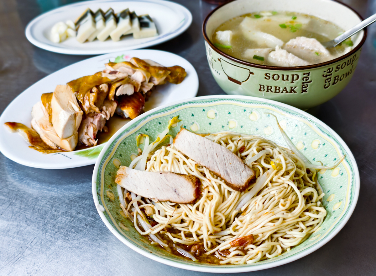 [鹽埕美食]堀江麵店-無招牌卻每天排隊!只賣午餐的40年鹽埕老麵店 @美食好芃友（芃芃）