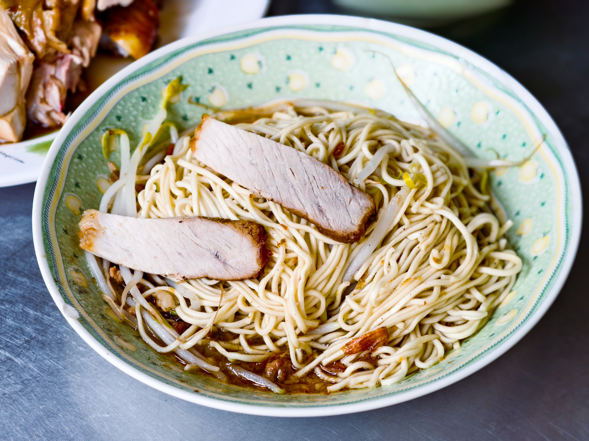 [鹽埕美食]堀江麵店-無招牌卻每天排隊!只賣午餐的40年鹽埕老麵店 @美食好芃友（芃芃）