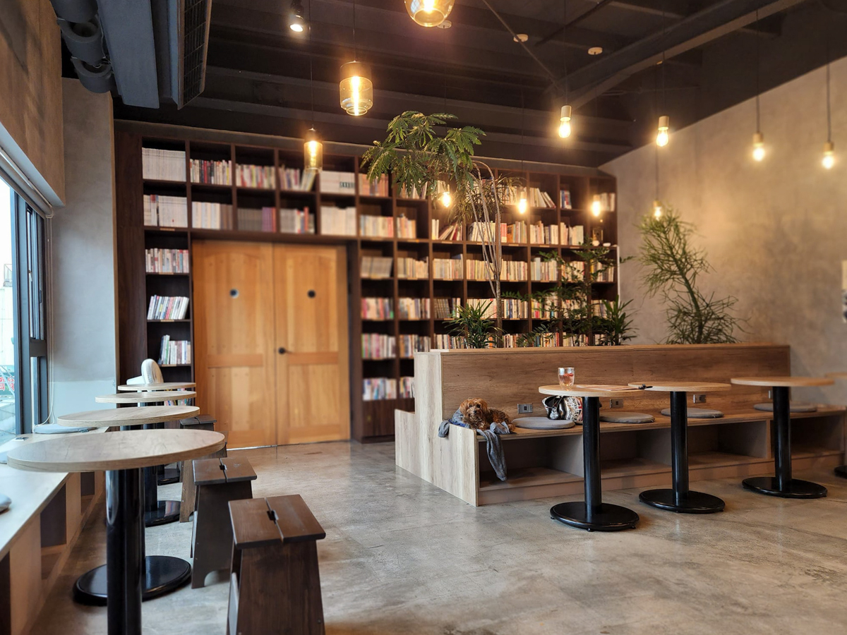 [台南]文人氣氛門很窄的咖啡館-窄門咖啡 @美食好芃友
