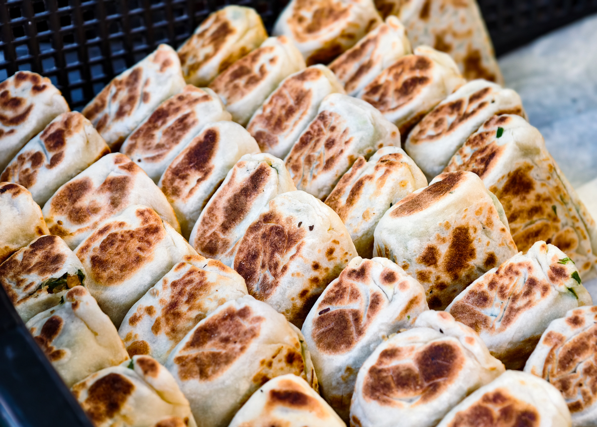 [高雄]張媽媽八寶韭菜盒-高雄韭菜盒老店~韭菜沒在怕你吃!眷村作法乾烙無油好吃薄餅皮~ @美食好芃友（芃芃）