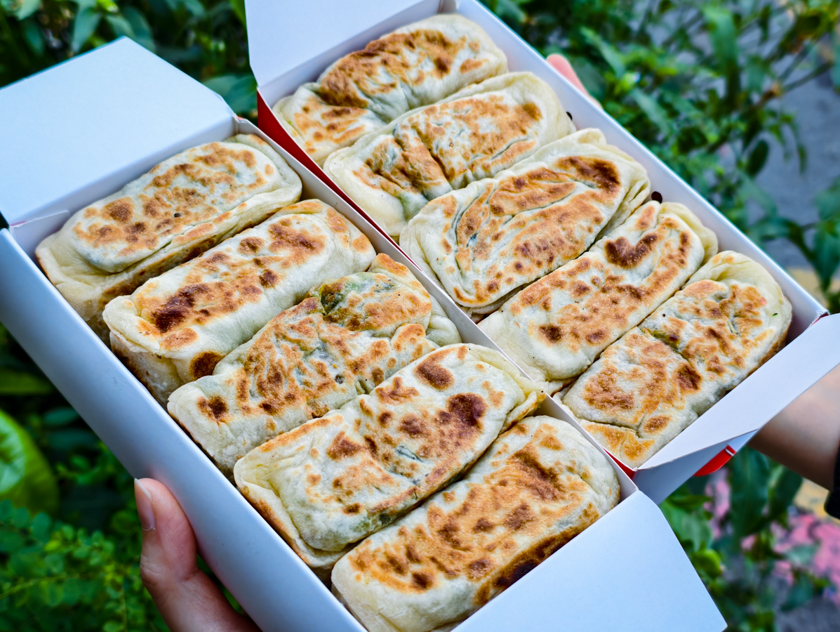 [高雄]張媽媽八寶韭菜盒-高雄韭菜盒老店~韭菜沒在怕你吃!眷村作法乾烙無油好吃薄餅皮~ @美食好芃友（芃芃）