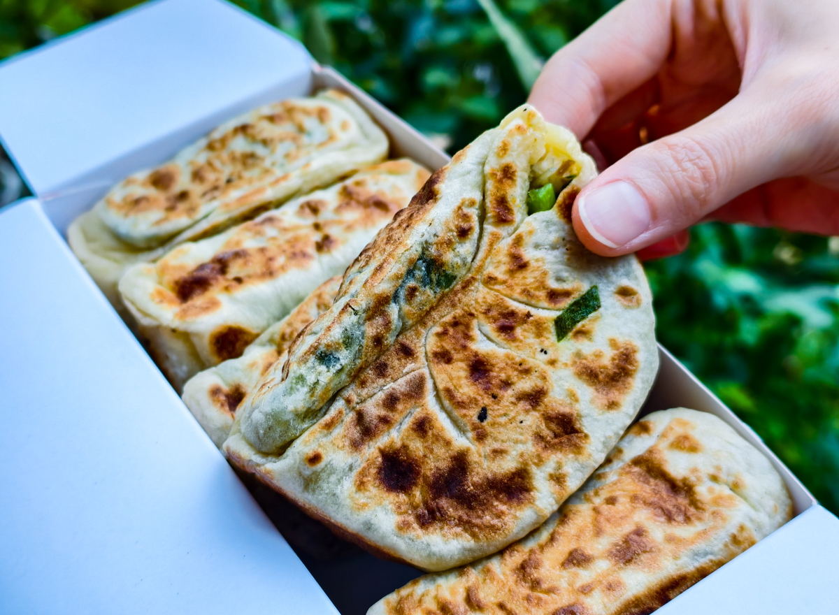 [高雄]張媽媽八寶韭菜盒-高雄韭菜盒老店~韭菜沒在怕你吃!眷村作法乾烙無油好吃薄餅皮~ @美食好芃友（芃芃）