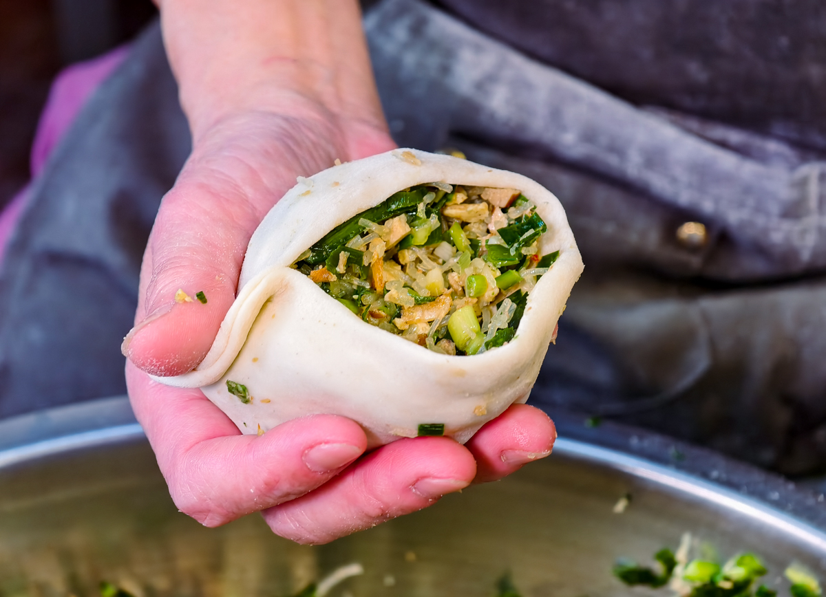 [高雄]張媽媽八寶韭菜盒-高雄韭菜盒老店~韭菜沒在怕你吃!眷村作法乾烙無油好吃薄餅皮~ @美食好芃友（芃芃）