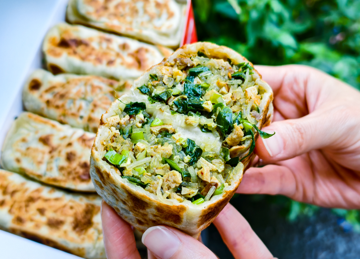 [高雄]張媽媽八寶韭菜盒-高雄韭菜盒老店~韭菜沒在怕你吃!眷村作法乾烙無油好吃薄餅皮~ @美食好芃友（芃芃）