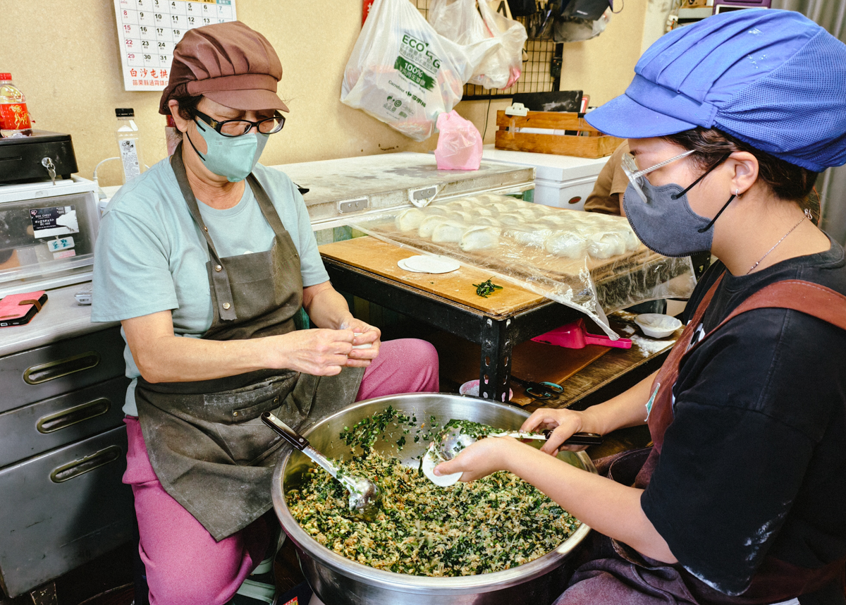 [高雄]張媽媽八寶韭菜盒-高雄韭菜盒老店~韭菜沒在怕你吃!眷村作法乾烙無油好吃薄餅皮~ @美食好芃友（芃芃）