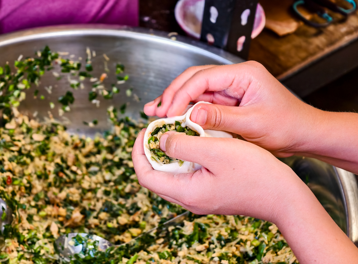 [高雄]張媽媽八寶韭菜盒-高雄韭菜盒老店~韭菜沒在怕你吃!眷村作法乾烙無油好吃薄餅皮~ @美食好芃友（芃芃）