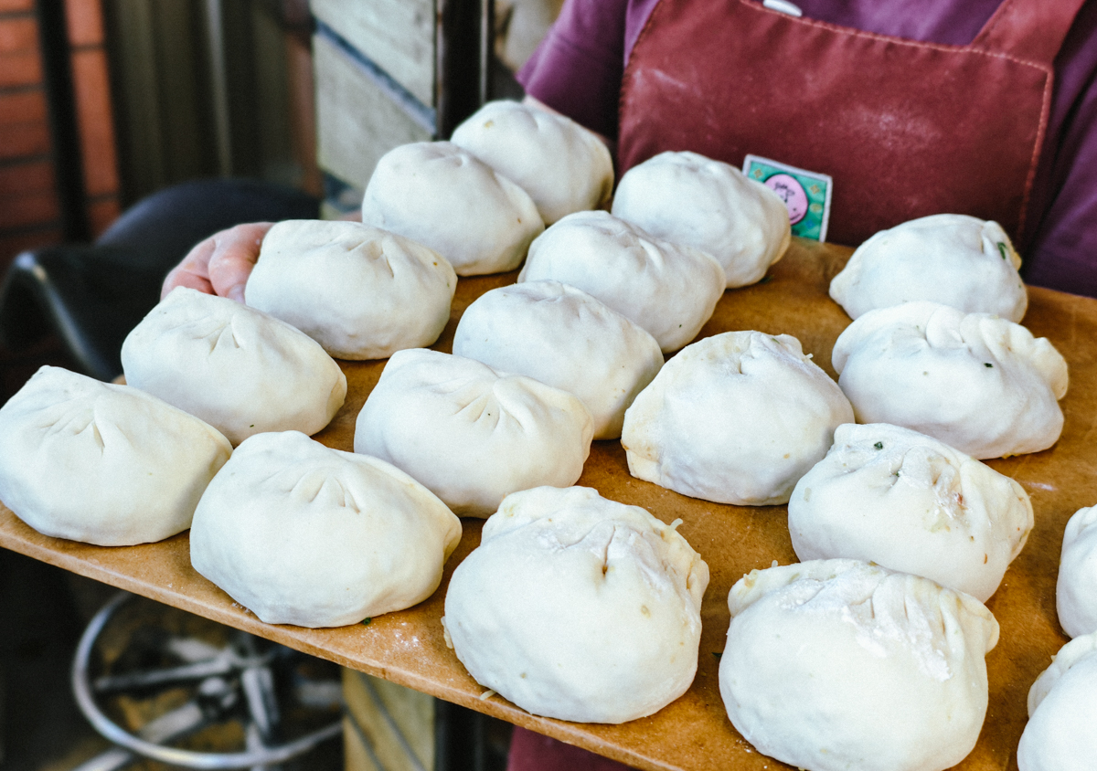 [高雄]張媽媽八寶韭菜盒-高雄韭菜盒老店~韭菜沒在怕你吃!眷村作法乾烙無油好吃薄餅皮~ @美食好芃友（芃芃）