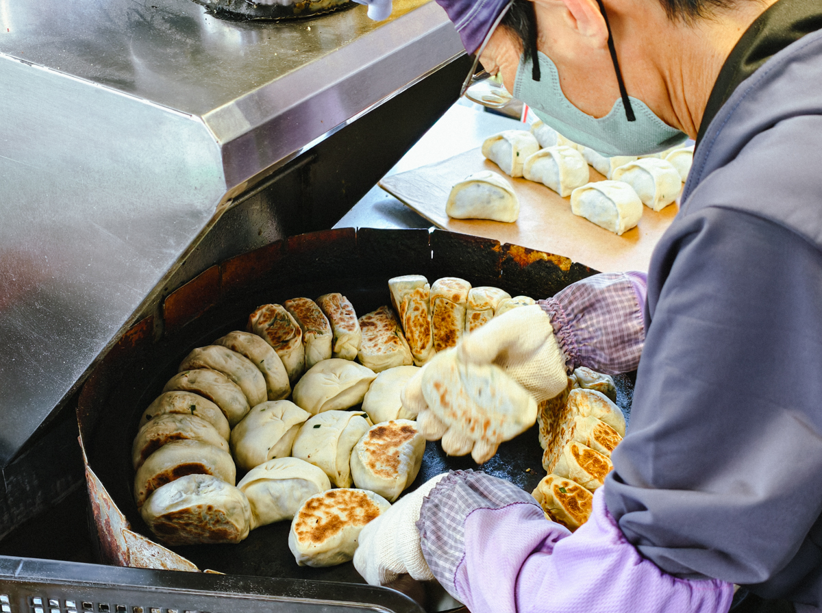 [高雄]張媽媽八寶韭菜盒-高雄韭菜盒老店~韭菜沒在怕你吃!眷村作法乾烙無油好吃薄餅皮~ @美食好芃友（芃芃）