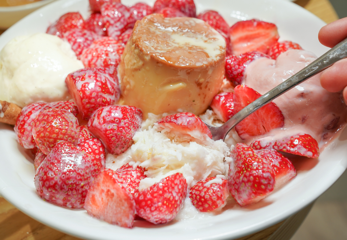 [高雄冰店推薦]品馨冰菓室-超新鮮現切水果!滿到誇張的隱藏版草莓冰~超值又多樣的水果切盤! @美食好芃友