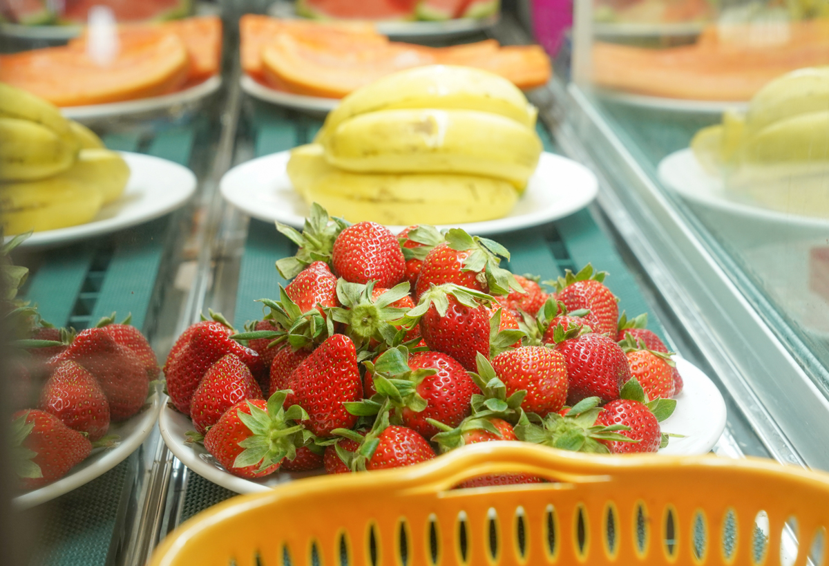[高雄冰店推薦]品馨冰菓室-超新鮮現切水果!滿到誇張的隱藏版草莓冰~超值又多樣的水果切盤! @美食好芃友