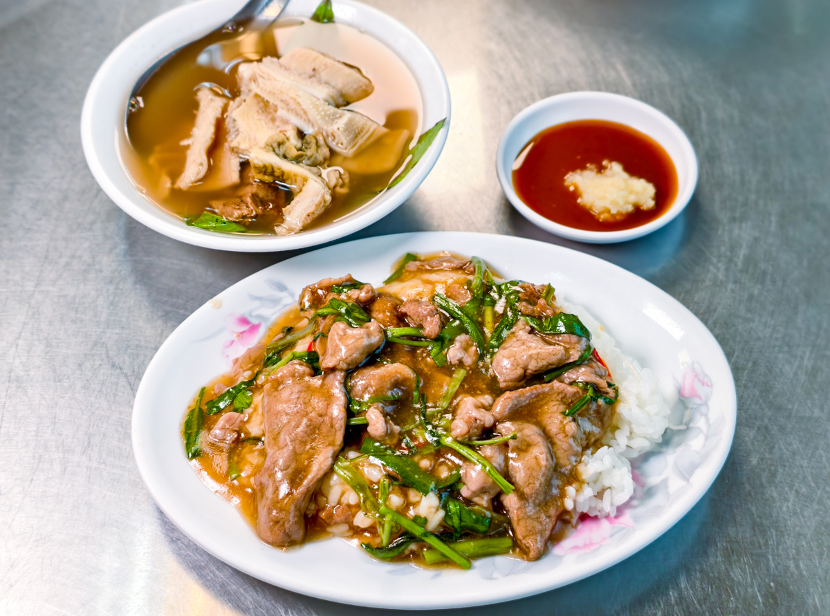 [高雄衛武營美食]高雄清真潮州牛雜-平價料多高雄牛雜湯!牛肉燴飯更讓人驚艷～ @美食好芃友（芃芃）