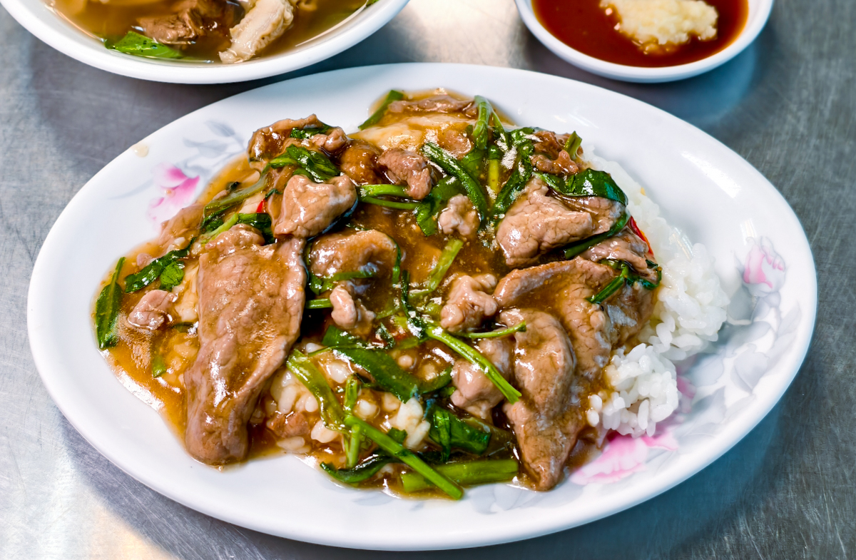 [高雄衛武營美食]高雄清真潮州牛雜-平價料多高雄牛雜湯!牛肉燴飯更讓人驚艷～ @美食好芃友（芃芃）