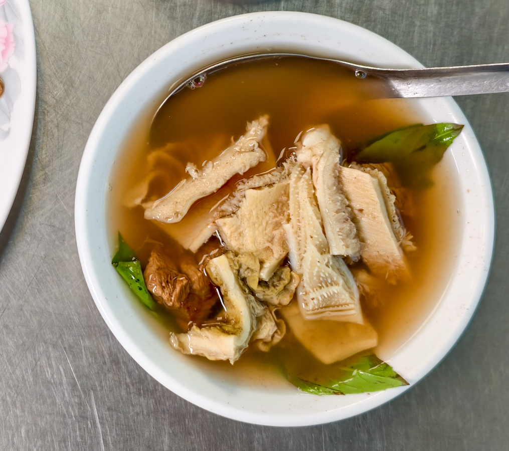 [高雄衛武營美食]高雄清真潮州牛雜-平價料多高雄牛雜湯!牛肉燴飯更讓人驚艷～ @美食好芃友（芃芃）