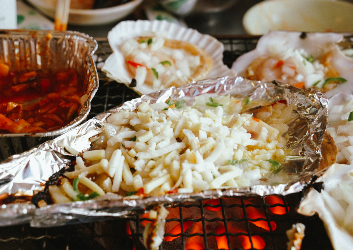 [釜山美食]太宗台烤貝街-必吃釜山烤貝~海景帳篷的驚艷新鮮海鮮!烤貝拼盤、生章魚、海鮮泡麵都要吃! @美食好芃友