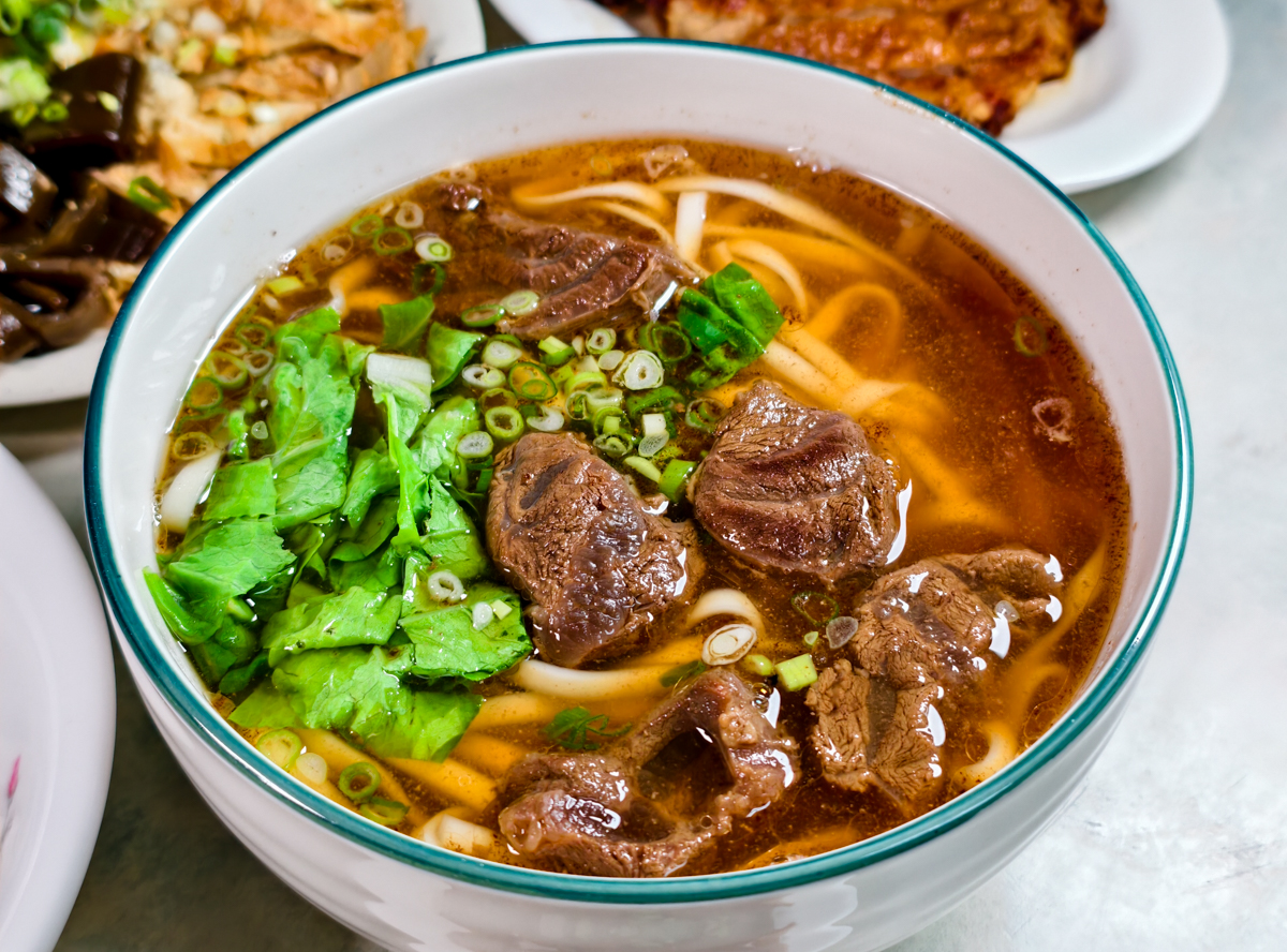 [高雄]鄧記家常牛肉麵-40年老牌高雄麵店!被牛肉麵耽誤的好吃炸醬麵~必點限量手工粗麵 @美食好芃友（芃芃）