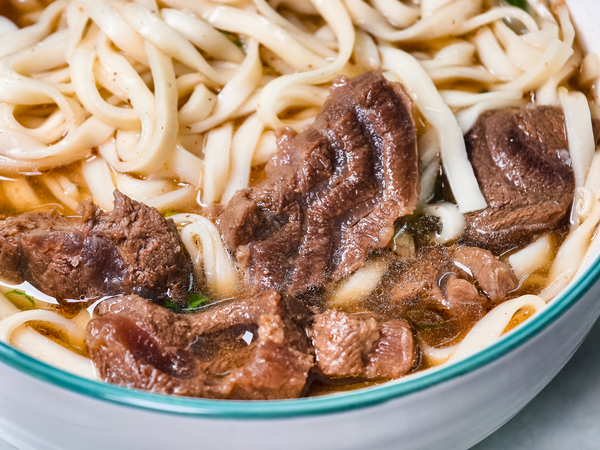 [高雄]鄧記家常牛肉麵-40年老牌高雄麵店!被牛肉麵耽誤的好吃炸醬麵~必點限量手工粗麵 @美食好芃友（芃芃）