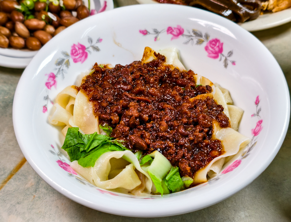 [高雄]鄧記家常牛肉麵-40年老牌高雄麵店!被牛肉麵耽誤的好吃炸醬麵~必點限量手工粗麵 @美食好芃友（芃芃）