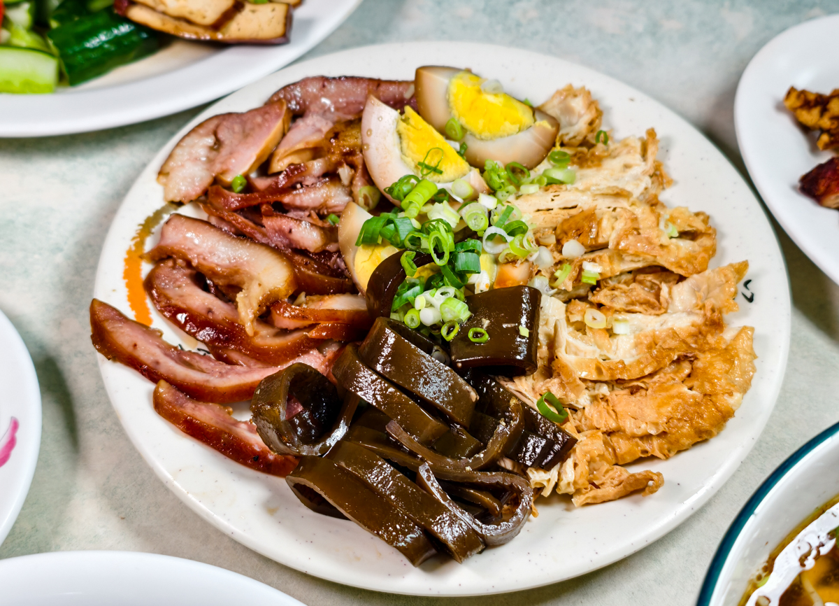 [高雄]鄧記家常牛肉麵-40年老牌高雄麵店!被牛肉麵耽誤的好吃炸醬麵~必點限量手工粗麵 @美食好芃友（芃芃）
