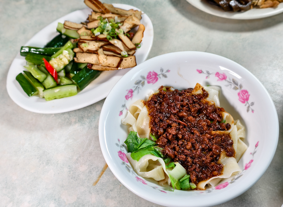 [高雄]鄧記家常牛肉麵-40年老牌高雄麵店!被牛肉麵耽誤的好吃炸醬麵~必點限量手工粗麵 @美食好芃友（芃芃）