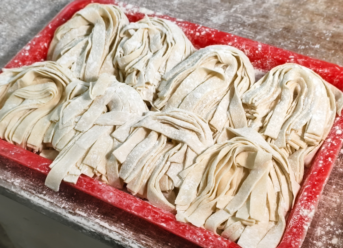 [高雄]鄧記家常牛肉麵-40年老牌高雄麵店!被牛肉麵耽誤的好吃炸醬麵~必點限量手工粗麵 @美食好芃友（芃芃）