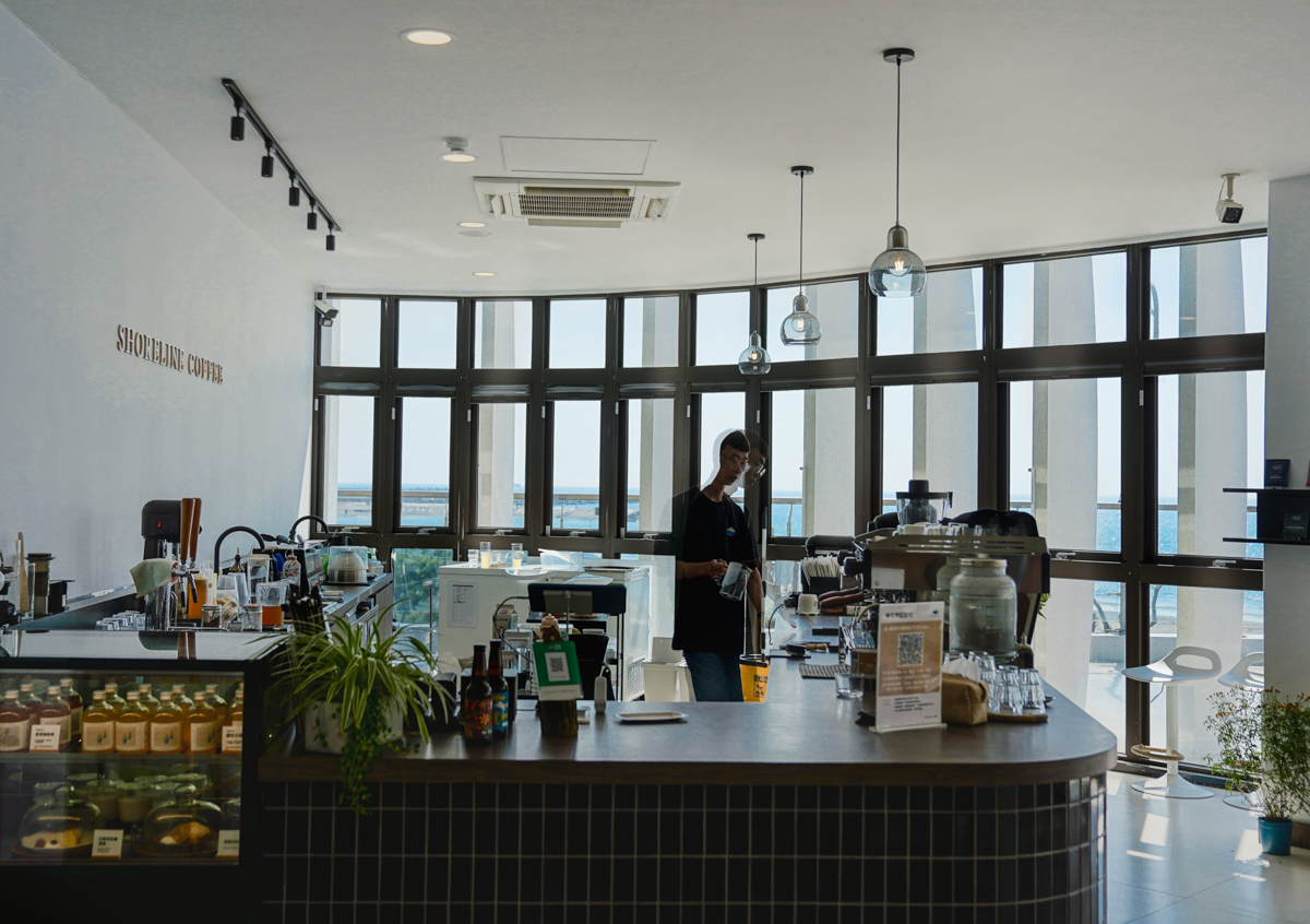 [高雄]Shoreline Coffee &#038; Roaste西子灣店-中山大學隱藏版高雄海景咖啡店!喝咖啡賞療癒海景 @美食好芃友