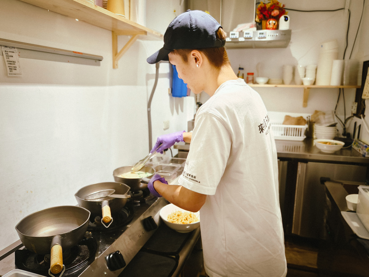 [高雄文化中心美食]見面料理食物所文化篇-高師大周邊低調好吃高雄鍋燒麵!大推黃金泡菜鍋燒~ @美食好芃友