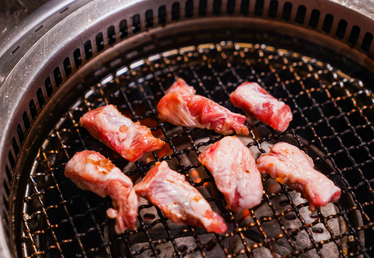 [鳳山美食] 一底夯燒肉專賣旗艦店-好吃不貴精緻高雄燒肉!超實在肉量x自助吧甜點飲料吃到飽 @美食好芃友