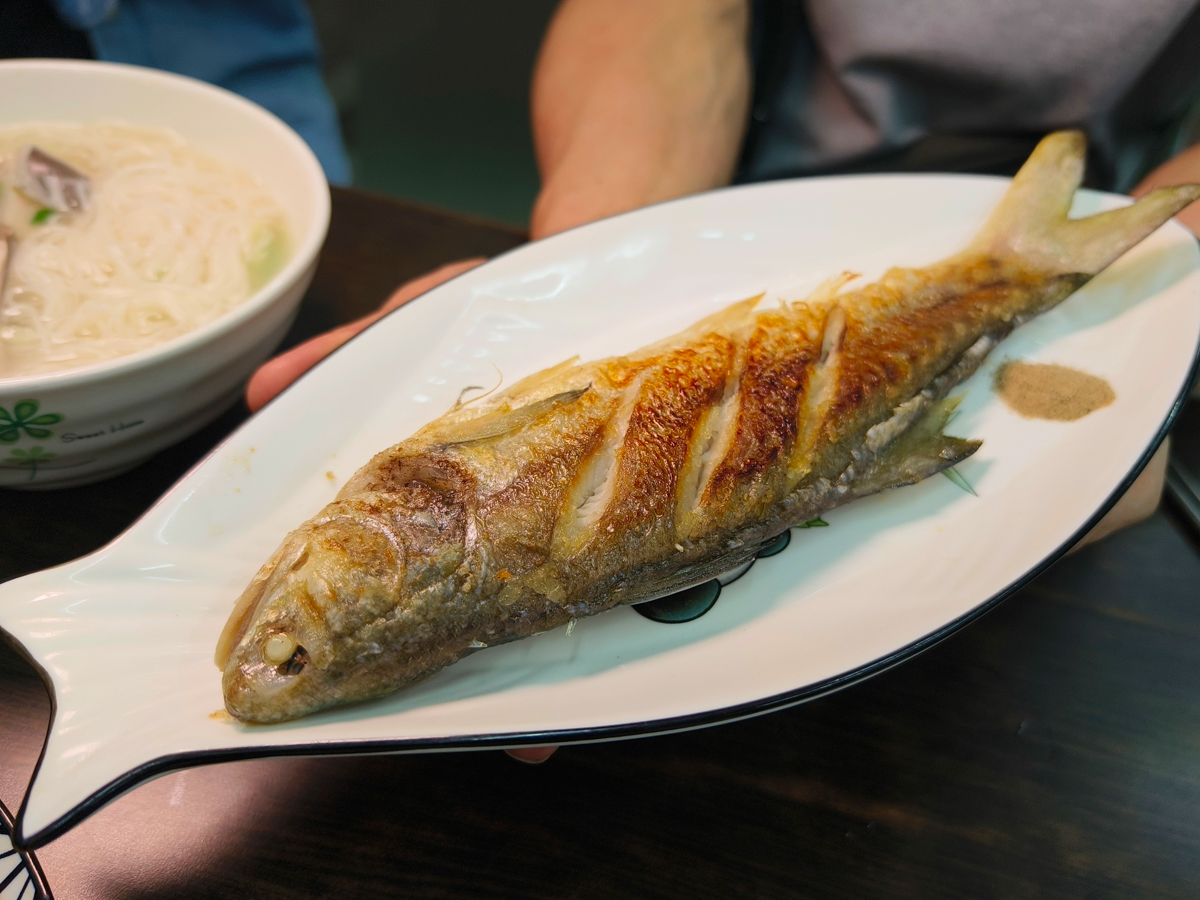 [高雄]瑞弘號深海鮮魚湯-自由市場周邊低調美食!超鮮美蚵仔滷肉飯、好吃虱目魚肚麵線 @美食好芃友