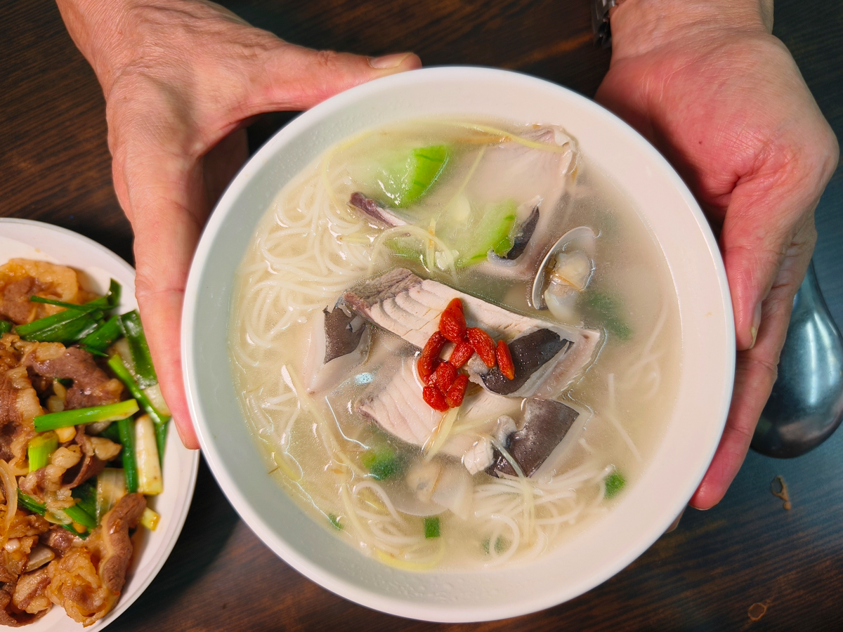 [高雄]瑞弘號深海鮮魚湯-自由市場周邊低調美食!超鮮美蚵仔滷肉飯、好吃虱目魚肚麵線 @美食好芃友