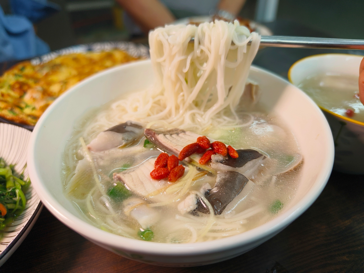 [高雄]瑞弘號深海鮮魚湯-自由市場周邊低調美食!超鮮美蚵仔滷肉飯、好吃虱目魚肚麵線 @美食好芃友