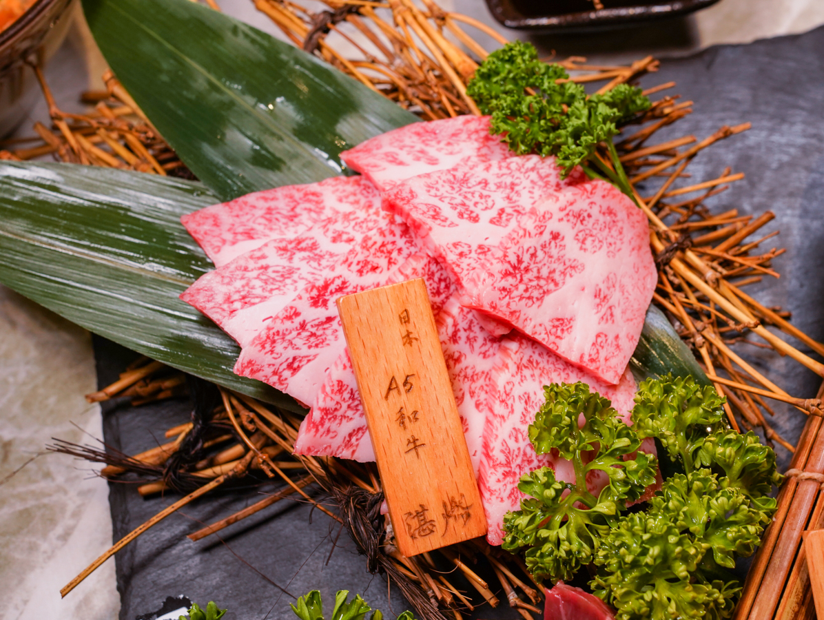 [高雄美食]湛燃燒肉 Yakiniku Azure-人氣高檔高雄燒肉店!一吃愛上的日本A5和牛、生鮭魚麵 @美食好芃友