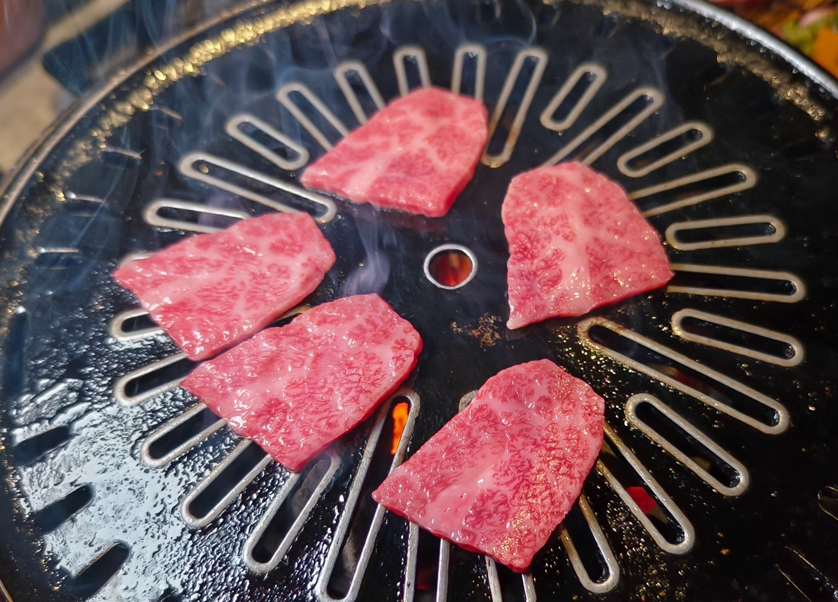 [高雄美食]湛燃燒肉 Yakiniku Azure-人氣高檔高雄燒肉店!一吃愛上的日本A5和牛、生鮭魚麵 @美食好芃友