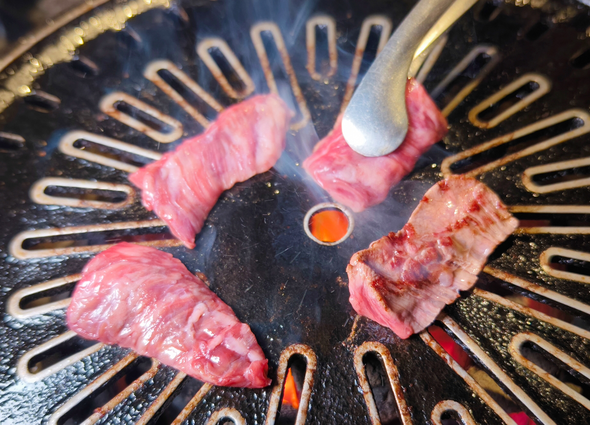 [高雄美食]湛燃燒肉 Yakiniku Azure-人氣高檔高雄燒肉店!一吃愛上的日本A5和牛、生鮭魚麵 @美食好芃友