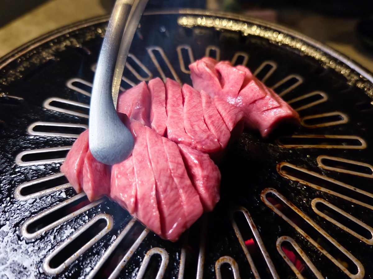 [高雄美食]湛燃燒肉 Yakiniku Azure-人氣高檔高雄燒肉店!一吃愛上的日本A5和牛、生鮭魚麵 @美食好芃友