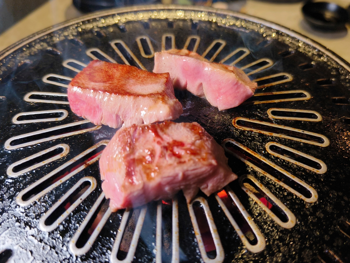 [高雄美食]湛燃燒肉 Yakiniku Azure-人氣高檔高雄燒肉店!一吃愛上的日本A5和牛、生鮭魚麵 @美食好芃友