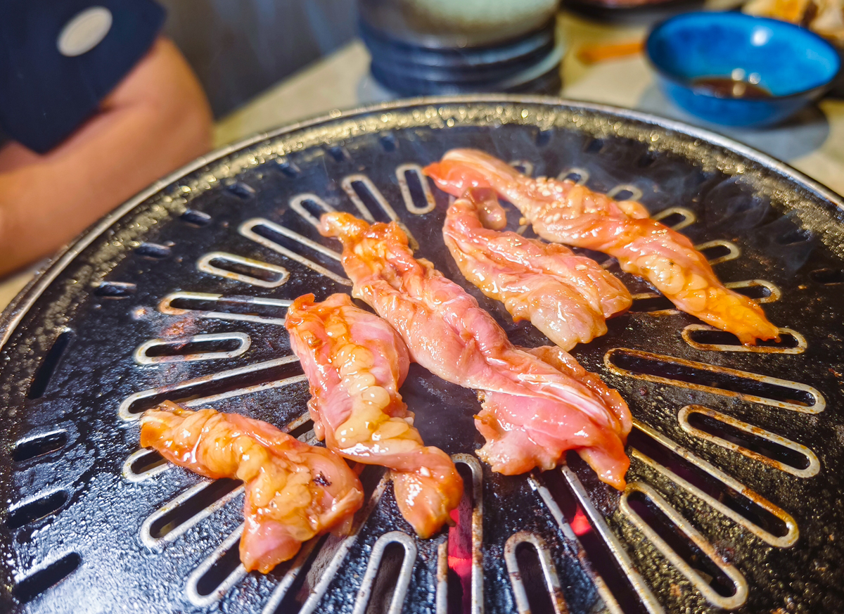 [高雄美食]湛燃燒肉 Yakiniku Azure-人氣高檔高雄燒肉店!一吃愛上的日本A5和牛、生鮭魚麵 @美食好芃友