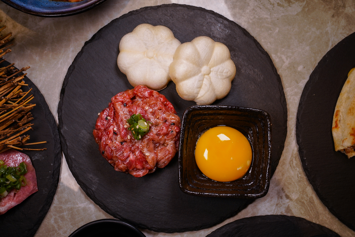 [高雄美食]湛燃燒肉 Yakiniku Azure-人氣高檔高雄燒肉店!一吃愛上的日本A5和牛、生鮭魚麵 @美食好芃友