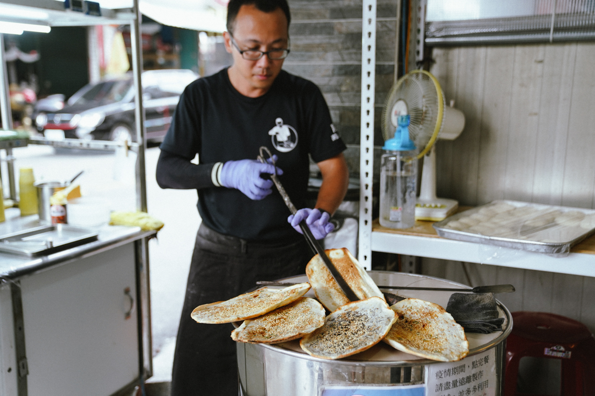 [台東美食]大池豆皮店-50年手工豆皮老店!常提早賣完的美味煎豆包~ @美食好芃友