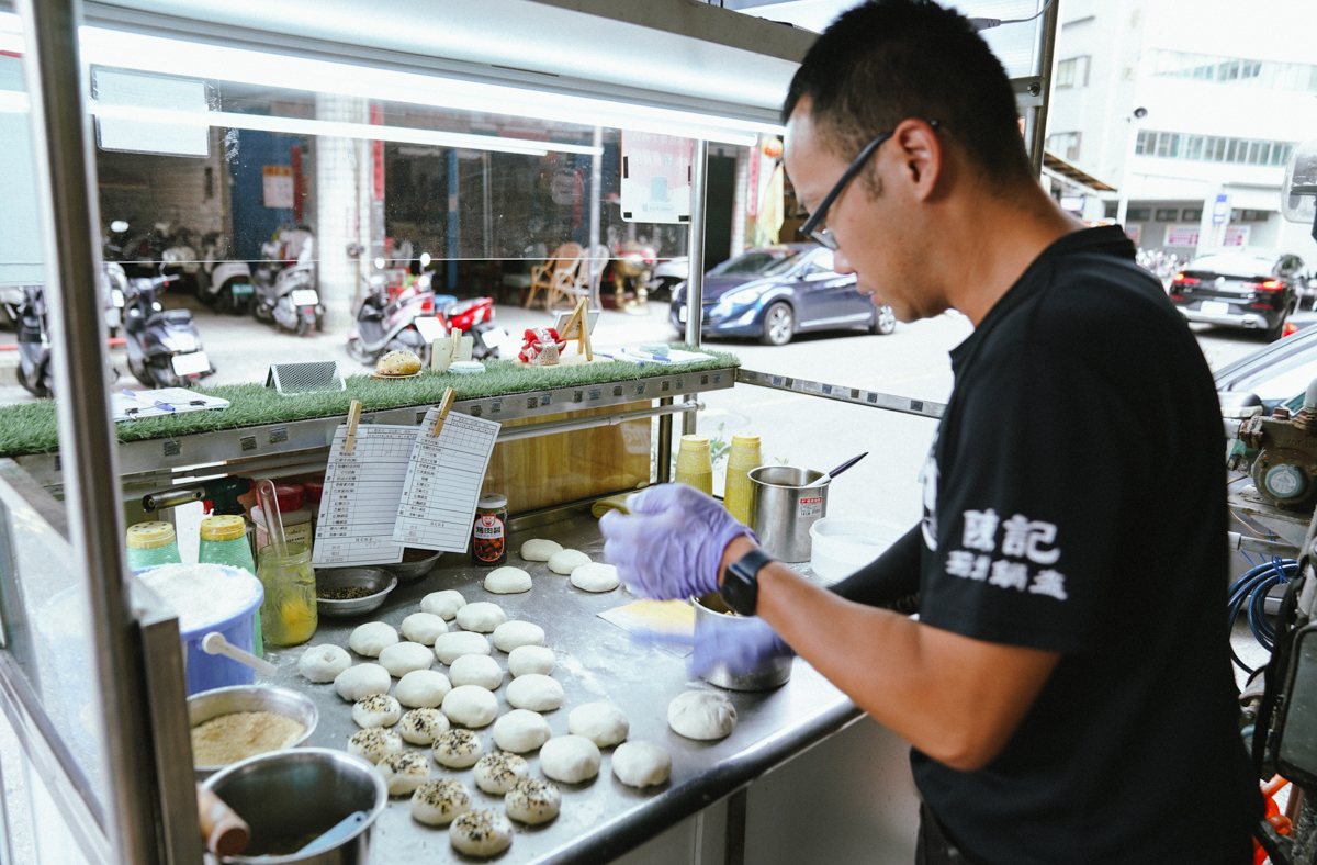 [高雄]陳記荊州鍋盔餅-隱藏楠梓巷弄高雄特色美食!傳承湖北師傅的酥脆烤餅 @美食好芃友